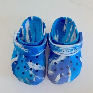 Blue marbled kids Crocs Size 6